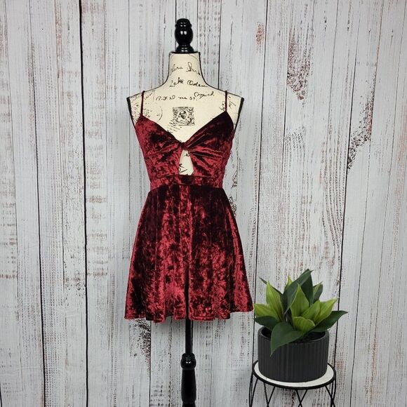 NWOT Lulus Red Crushed Velvet Strappy Fit & Flare Mini Skater Dress Size Small - Picture 1 of 9